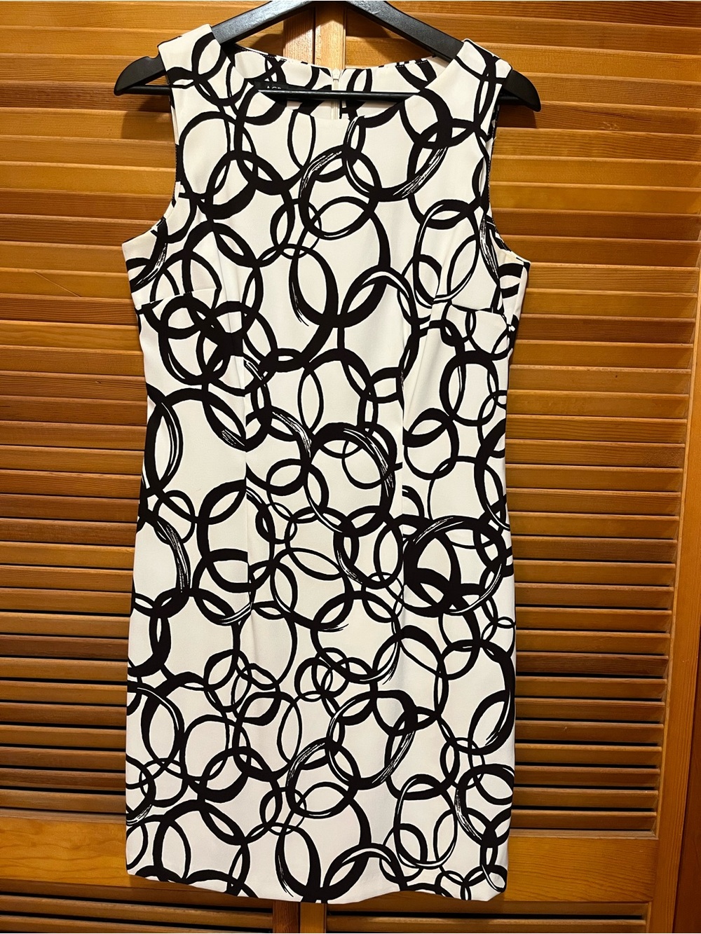 AGB Black & White Sleeveless Circle-Print Sheath Dress
